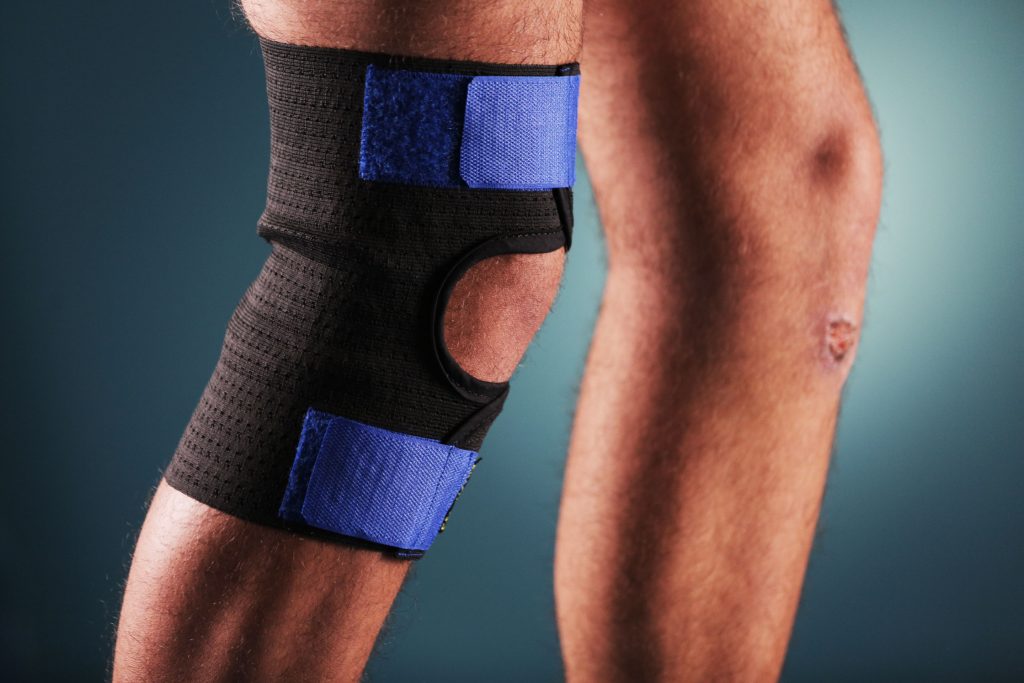 Adjustable knee brace